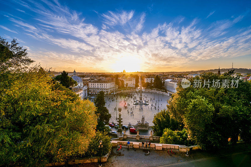 从平西奥花园(Pincio Gardens)望去，令人联想的日落天空照亮了罗马的屋顶